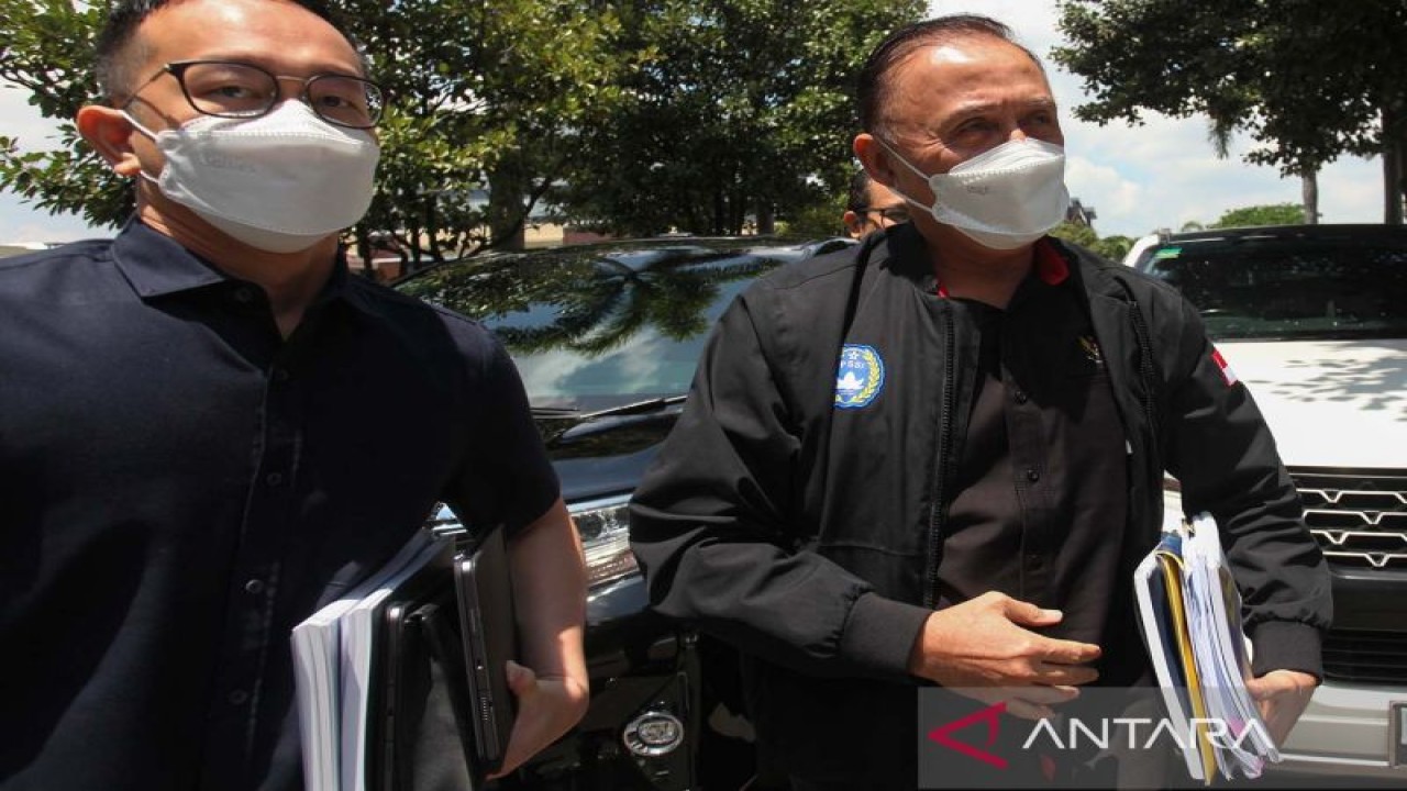 Ketua Umum PSSI Mochamad Iriawan (kanan) berjalan menuju gedung Ditreskrimum Polda Jawa Timur di Surabaya, Jawa Timur, Kamis (3/11/2022). Kedatangannya untuk memenuhi panggilan dan diperiksa kembali oleh penyidik Polda Jawa Timur sebagai saksi terkait tragedi di Stadion Kanjuruhan, Malang. ANTARA FOTO/Didik Suhartono/aww.