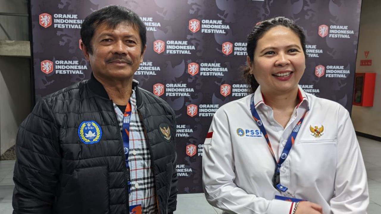 Direktur Teknik PSSI Indra Sjafri (kiri) dan Wakil Sekretaris Jenderal PSSI Maaike Ira Puspita memberikan pernyataan kepada pewarta soal kerja sama PSSI dengan KNVB dan perkembangan sepak bola nasional di Lapangan Panahan Gelora Bung Karno, Jakarta, Jumat (25/11/2022). (ANTARA/Michael Siahaan)