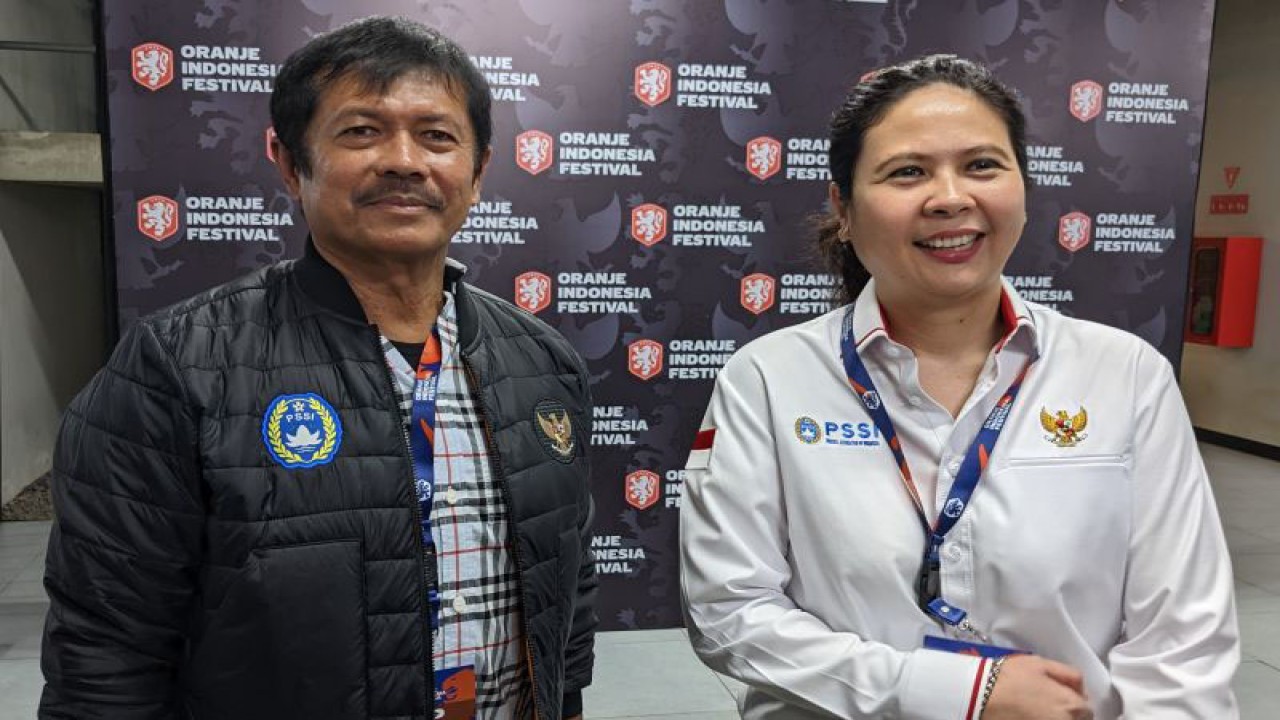 Direktur Teknik PSSI Indra Sjafri (kiri) dan Wakil Sekretaris Jenderal PSSI Maaike Ira Puspita memberikan pernyataan kepada pewarta soal kerja sama PSSI dengan KNVB dan perkembangan sepak bola nasional di Lapangan Panahan Gelora Bung Karno, Jakarta, Jumat (25/11/2022). (ANTARA/Michael Siahaan)