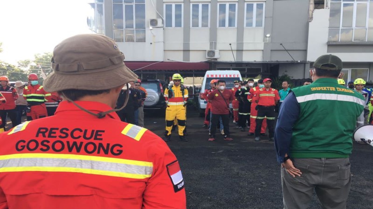 PT NHM mengirim Emergency Response Team/ Tim Tanggap Darurat untuk membantu korban gempa bumi di Kabupaten Cianjur, Jawa Barat dengan membawa obat-obatan, serta satu tim lainnya yang membawa bantuan khusus dari Presiden Direktur PT NHM, Haji Robert Nitiyudo Wachjo berupa 3.000 paket sembako yang dibagikan langsung kepada kepada para korban gempa. (ANTARA/Abdul Fatah)
