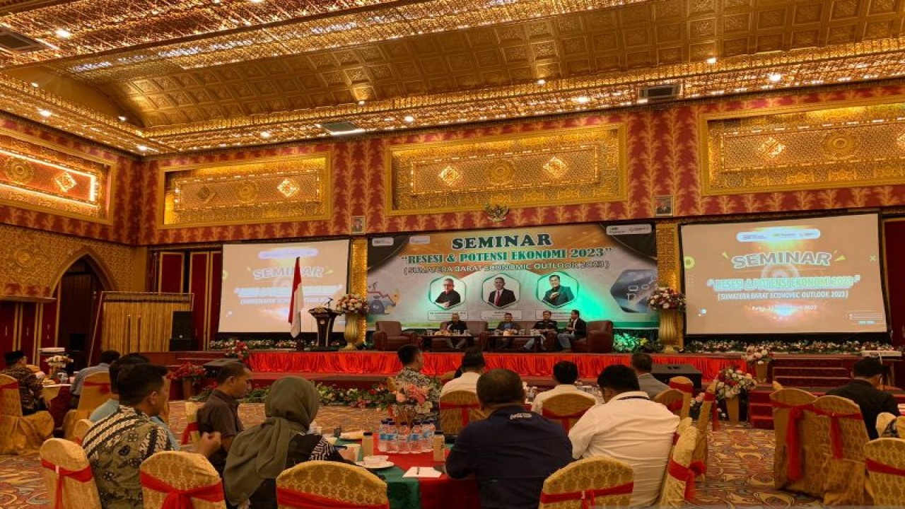 PT Pegadaian menggelar seminar khusus untuk mengedukasi warga Sumatera BArat terkait Resesi dan Potensi Ekonomi 2023 (ANTARA/Mario Sofia Nasution)