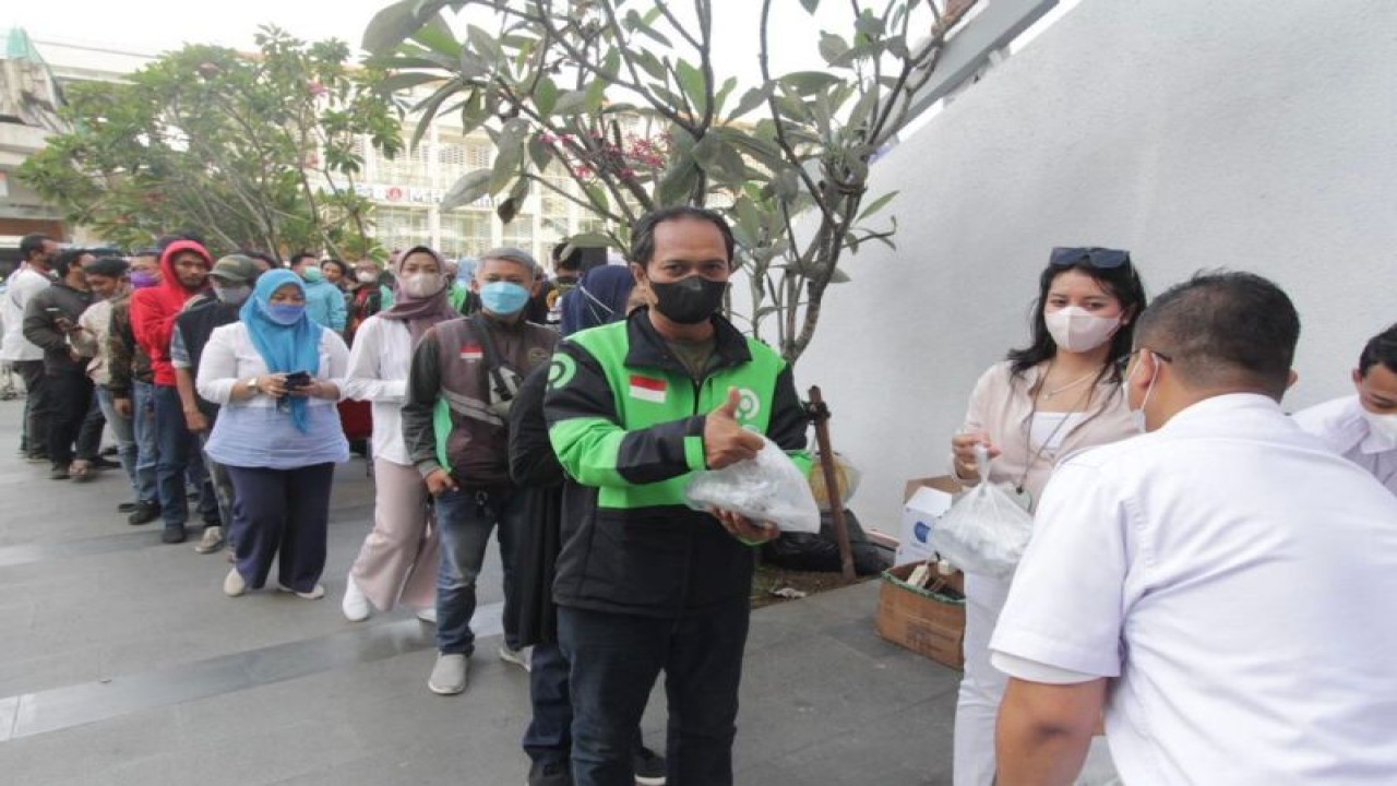 Sejumlah warga mengikuti program bagi-bagi ikan yang digelar PT Perikanan Indonesia (Perindo) di Anjungan Sarinah, Jakarta, Senin (21/11/2022). ANTARA/HO-PT Perindo Surabaya