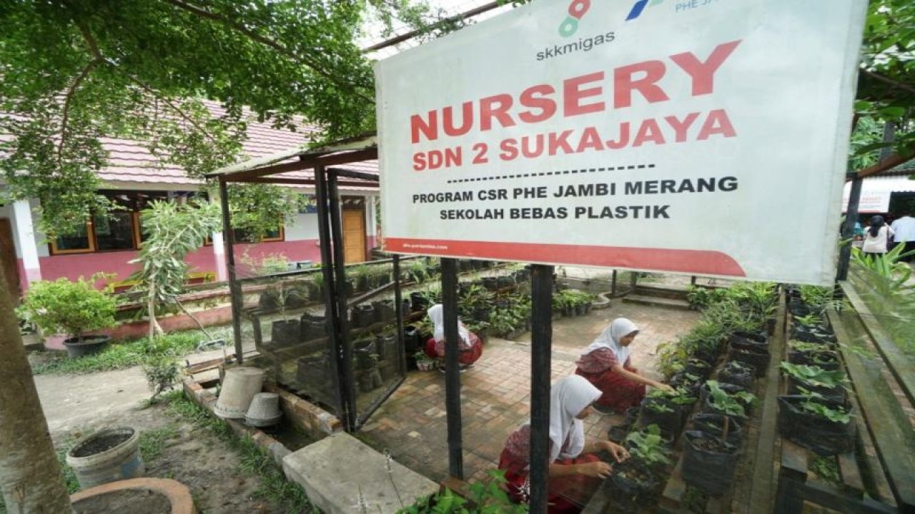 PT Pertamina Hulu Energi (PHE) Jambi Merang menerapkan program Tanggung Jawab Sosial dan Lingkungan (TJSL) di SDN 2 Sukajaya di Desa Mekar Jaya, Kecamatan Bayung Lencir, Musi Banyuasin, Sumatera Selatan, menjadi Sekolah Cinta Bumi Bebas Plastik. ANTARA/HO-PHE Jambi Merang.