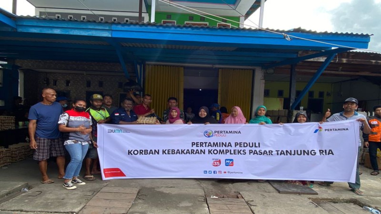 PT Pertamina Patra Niaga Regional Papua Maluku saat menyalurkan bantuan paket sembako kepada korban kebakaran di Pasar Inpres Tanjung Ria, Kota Jayapura, Papua pada Minggu (13/11/2022). ANTARA/ HO-Humas Pertamina Patra Niaga Regional Papua Maluku
