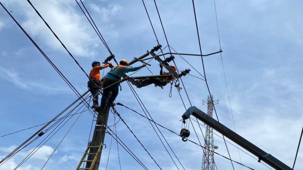 PT PLN (Persero) berhasil memulihkan 100 persen sistem kelistrikan yang terdampak gempa di Kabupaten Cianjur, Jawa Barat. ANTARA/HO-Humas PLN Jawa Barat.