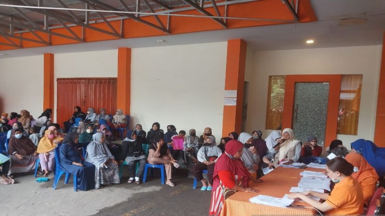 PT Pos Indonesia KCU Palu menyalurkan BLT BBM, Bansos Sembako dan bantuan PKH kepada KPM, berlangsung di Halaman Kantor PT Pos Indonesia KCU Palu, Selasa (22/11/2022). (ANTARA/Muhammad Hajiji)