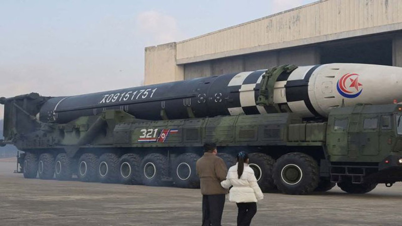 Pemimpin Korea Utara Kim Jong Un memeriksa rudal balistik antarbenua (ICBM) dalam foto tak bertanggal yang dirilis oleh Kantor Berita Pusat Korea (KCNA) Korea Utara (19/11/2022). ANTARA FOTO/KCNA via REUTERS/aww.