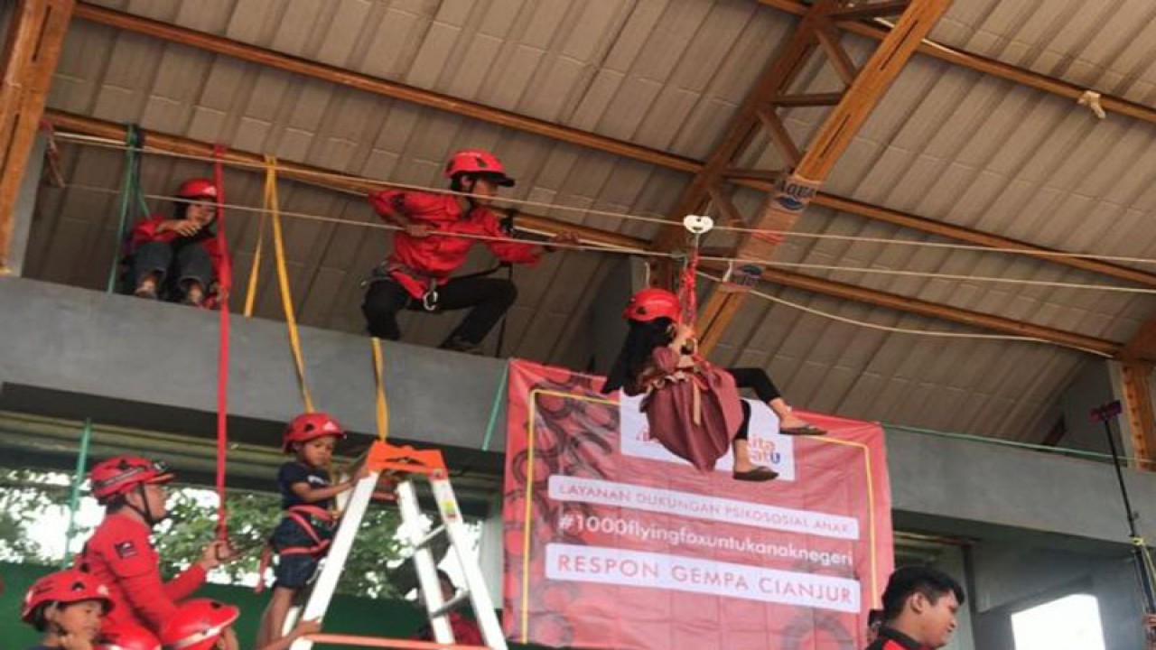 Anak-anak korban gempa mencoba wahana permainan flying fox di Taman Prawatasari, Kabupaten Cianjur, Provinsi Jawa Barat, Minggu (27/11/2022). (ANTARA/Devi Nindy)