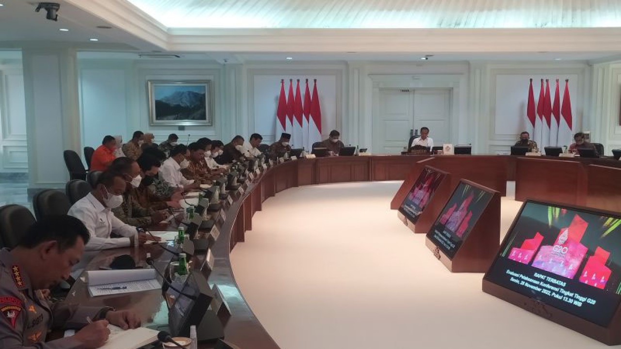Suasana rapat terbatas terkait evaluasi pelaksanaan KTT G20 yang dipimpin Presiden Jokowi di Kantor Presiden, Jakarta, Senin (28/11/2022). ANTARA/Indra Arief Pribadi