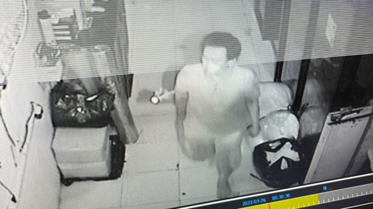 Rekaman kamera CCTV yang menunjukkan JS sedang mencuri toko di pasar kawasan Tambora, Jakarta Barat. ANTARA/HO-Polres Jakarta Barat