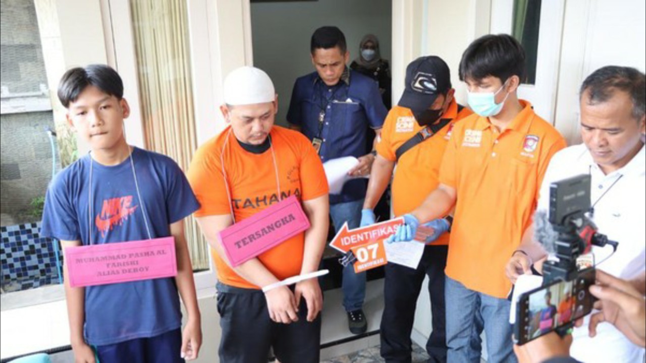 Rekonstruksi ayah bunuh anak. (Net)