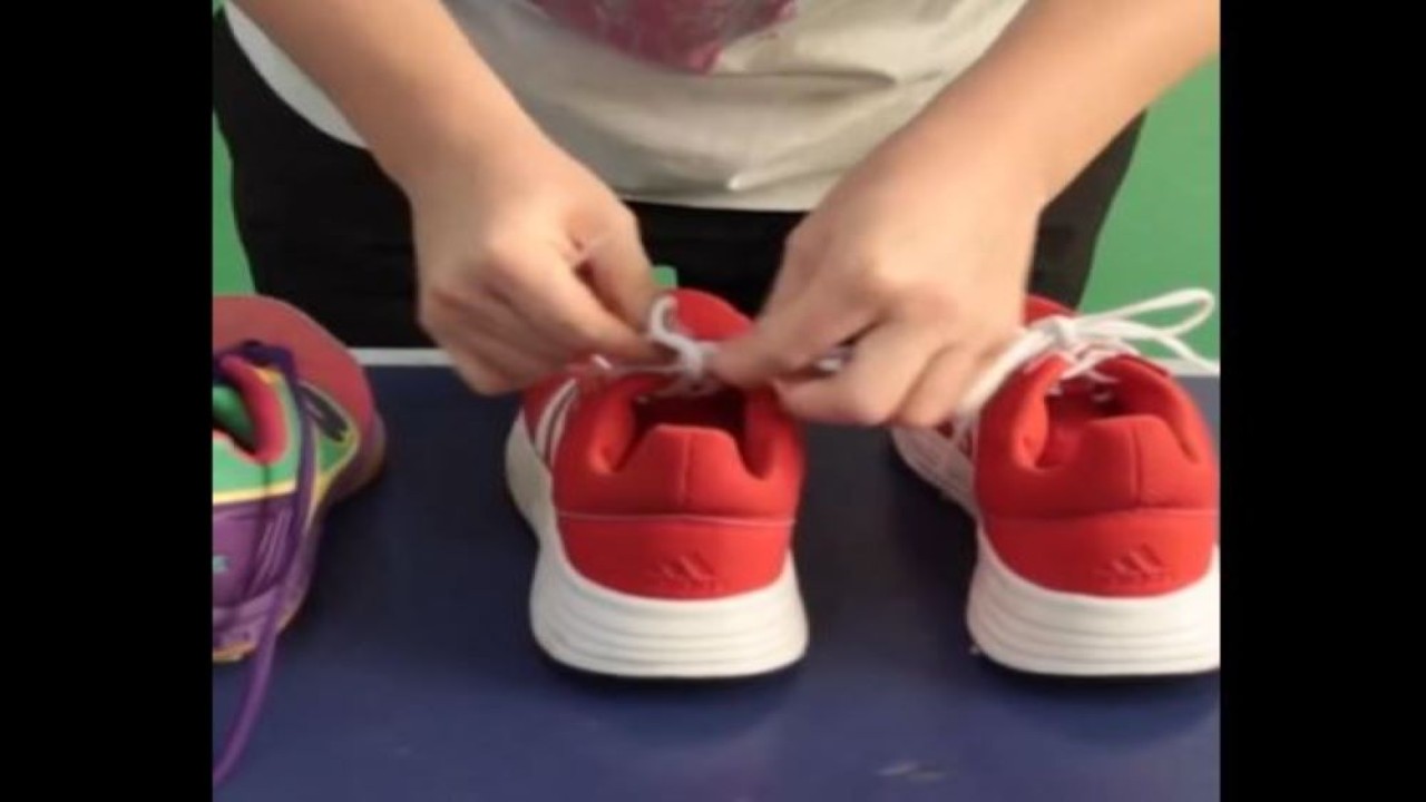 Alvaro Martin Mendieta berhasil memecahkan rekor dunia mengikat tali tiga pasang sepatu  dalam waktu kurang dari 10 detik. (Tangkapan layar)