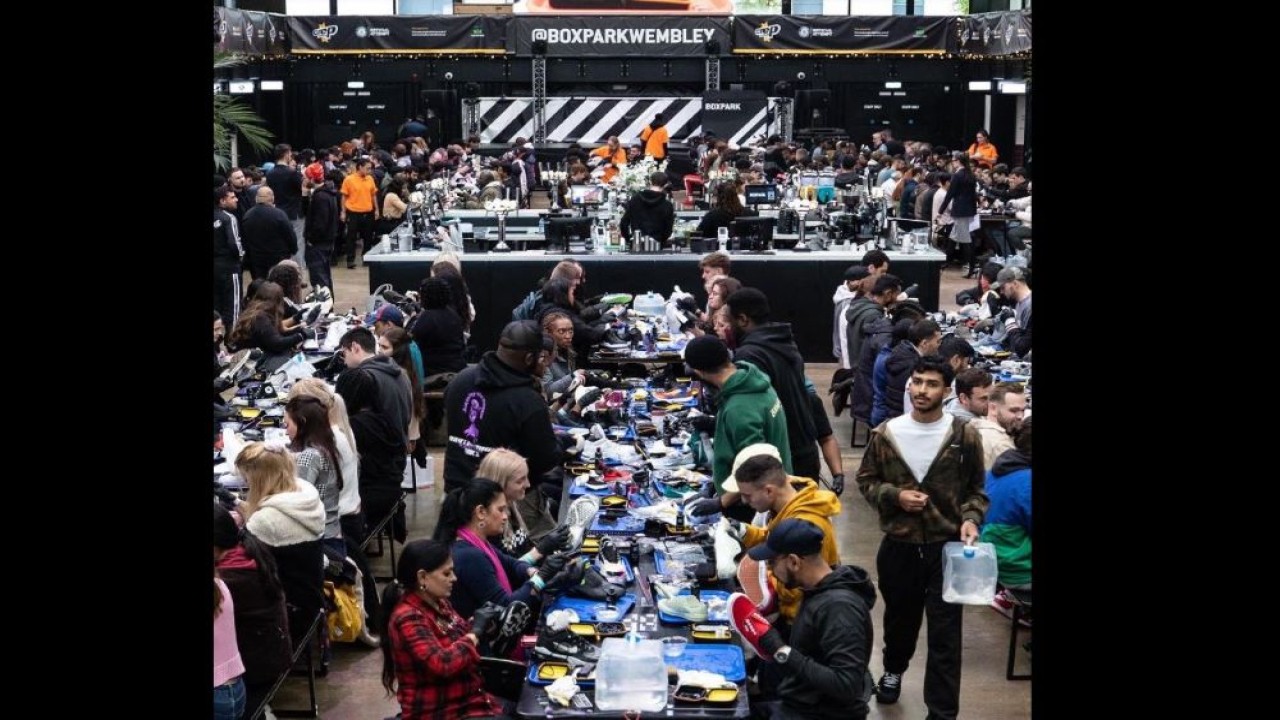 Crep Protect memecahkan rekor dunia guinness untuk membersihkan sneakers terbanyak. (Facebook Crep Protect via UPI)