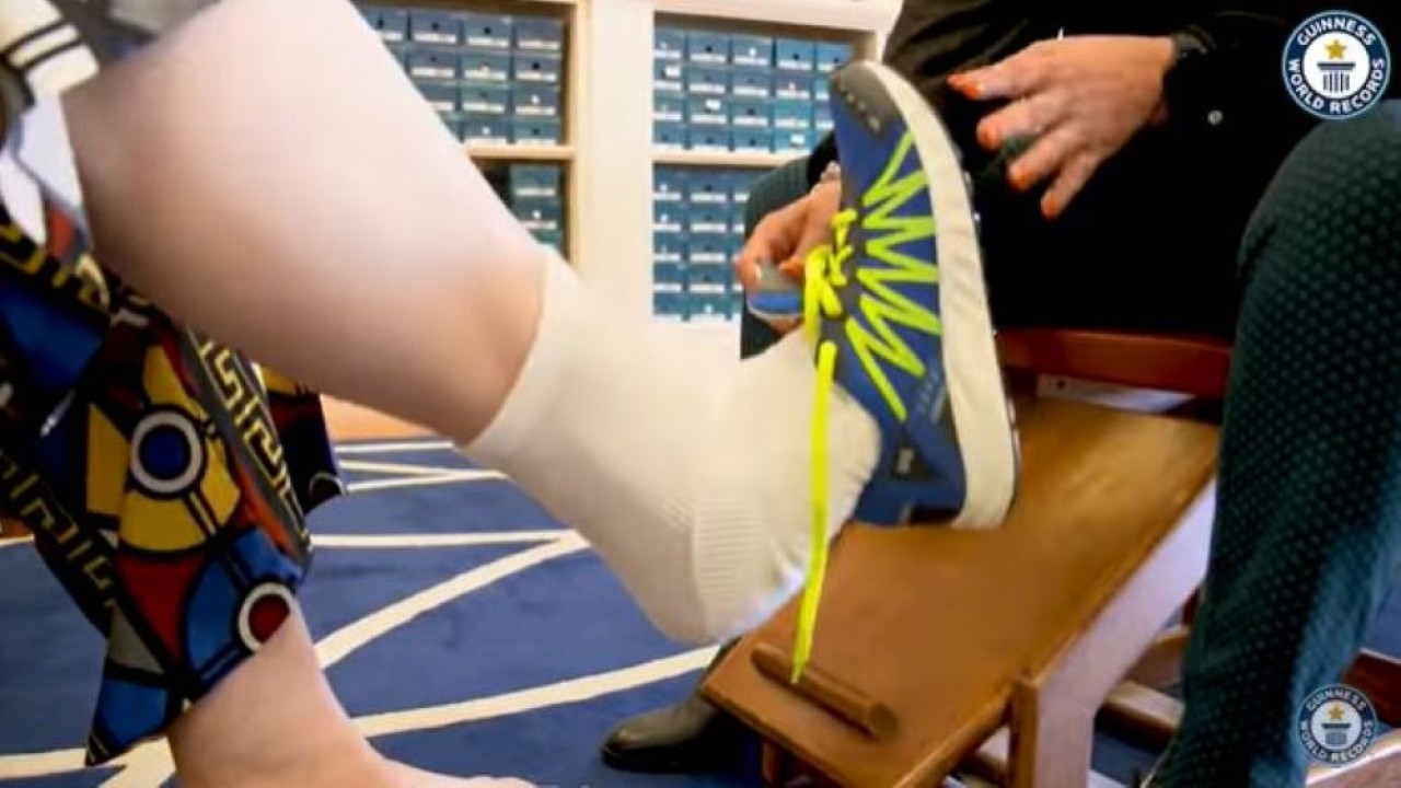 Tanya Herbert memiliki kaki terbesar dan dianugerahi rekor dunia guinness. (Tangkapan layar)