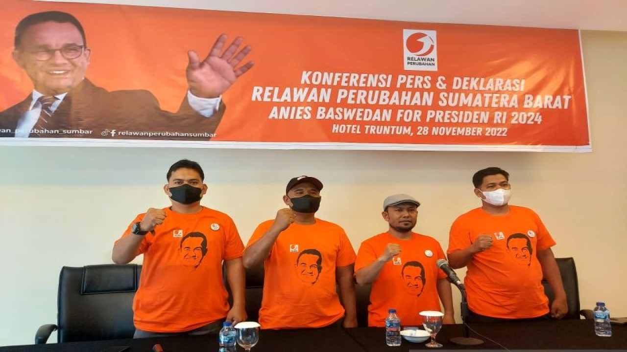 Relawan Perubahan Sumatera Barat mendeklarasikan dukungan kepada Anies Baswedan sebagai Capres 2024 di Padang, Senin. (Antara/Ikhwan Wahyudi)