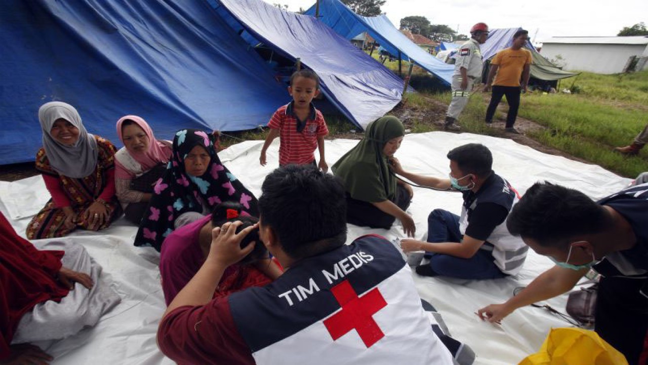 Arsip Foto. Relawan kesehatan memeriksa warga terdampak gempa bumi di Posko Pengungsian Nagrag, Kabupaten Cianjur, Provinsi Jawa Barat, Minggu (27/11/2022). Menurut relawan, korban gempa mulai terserang diare, batuk, sakit kepala, dehidrasi dan infeksi saluran pernapasan. (ANTARA FOTO/YULIUS SATRIA WIJAYA)