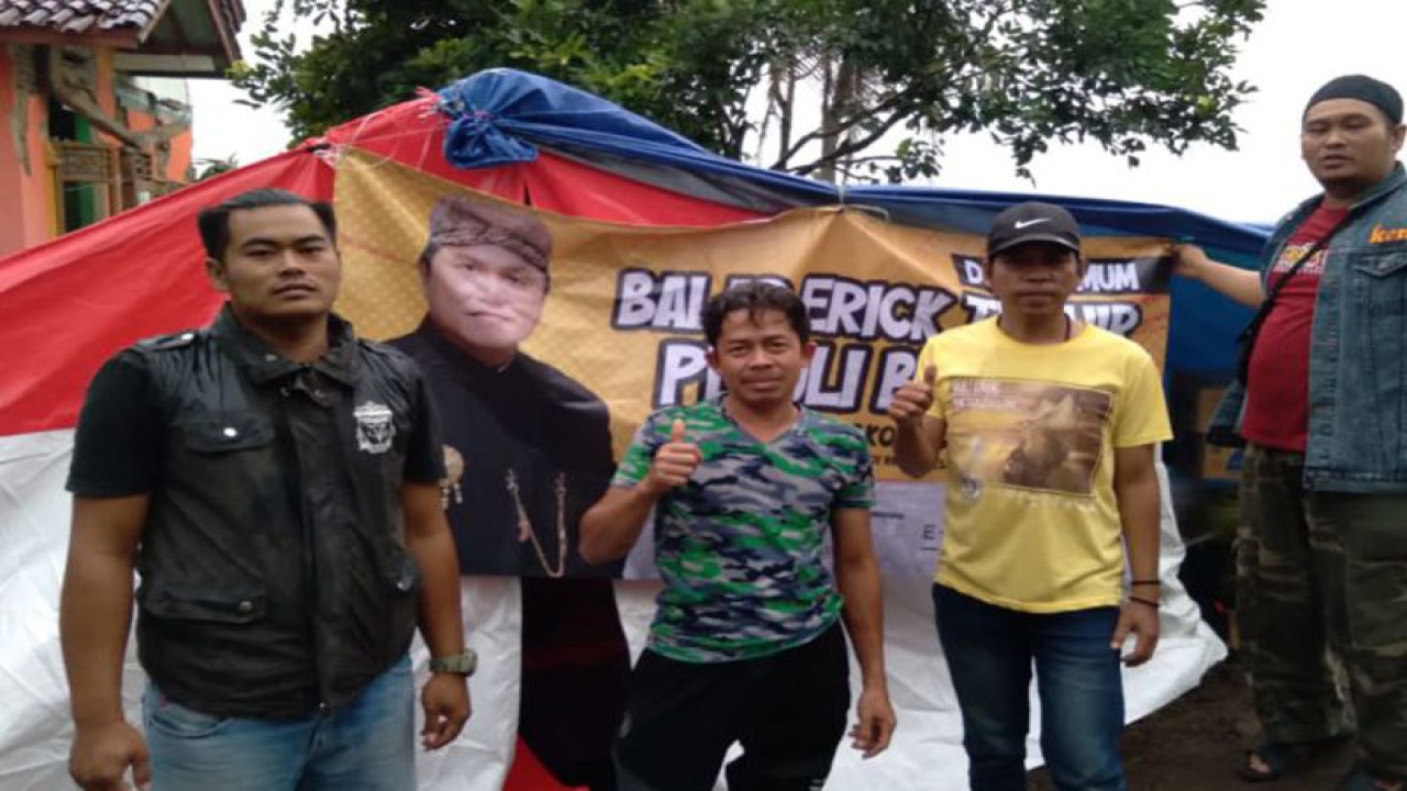 Relawan Balad Erick Thohir saat menyalurkan bantuan berupa obat-obatan, mie, popok bayi, dan air mineral kepada korban gempa bumi di Cianjur, Jawa Barat. ANTARA/HO-Humas Relawan Balad Erick Thohir.