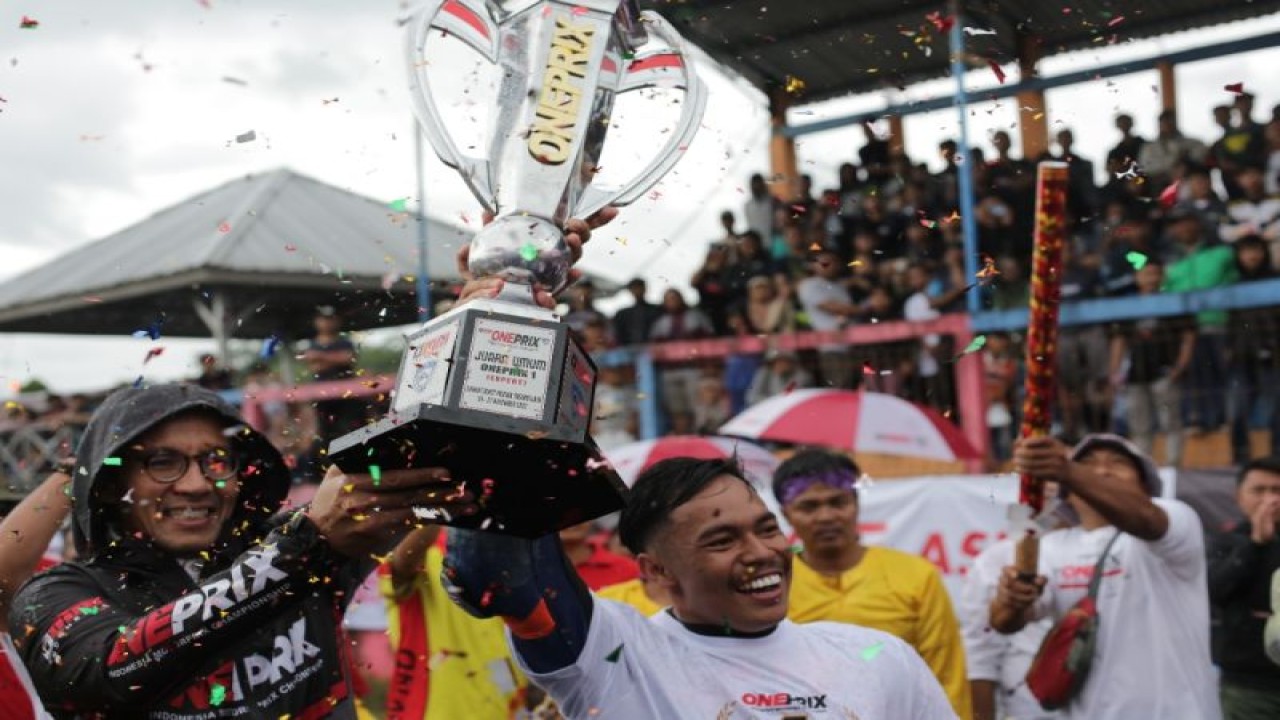 Reynaldi Pradhana melakukan selebrasi usai menjadi juara umum di kelas Oneprix 1 (Expert) Oneprix Indonesia Motoprix Championship (IMC) 2022 dengan putaran terakhir di Sirkuit Bukit Peusar, Tasikmalaya, Jawa Barat, Minggu (27/11/2022). (ANTARA/HO-Oneprix IMC 2022)