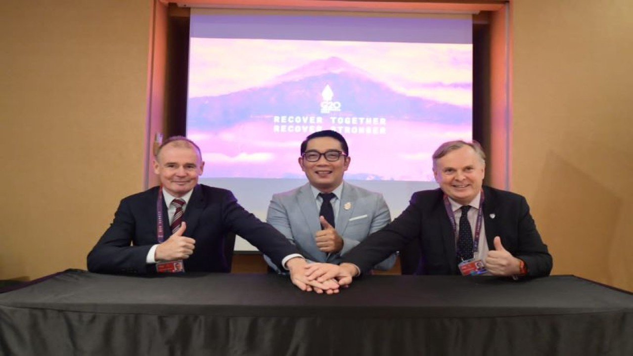 Gubernur Jawa Barat Ridwan Kamil bersama perwakilan dari Universitas Deakin Australia dan Universitas Lancaster Inggris di The Stones Entertainment Center Kuta, Bali. (ANTARA/HO-Humas Pemda Jawa Barat)