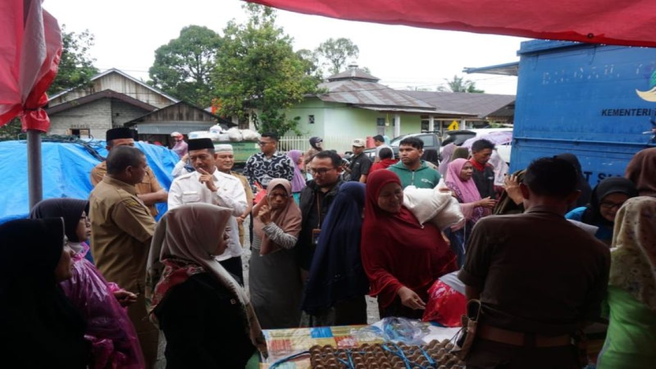 Wakil Bupati Pasaman Barat Risnawanto saat meninjau bazar dan pasar murah. ANTARA/HO