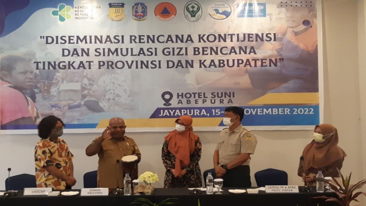 Kepala Dinas Kesehatan Provinsi Papua Robbi Kayame (kedua dari kiri) saat memukul tifa untuk menandai pembukaan diseminasi rencana kontingensi dan simulasi pemenuhan kebutuhan gizi semasa bencana di Kota Jayapura, Selasa (15/11/2022). (ANTARA/Ardiles Leloltery)