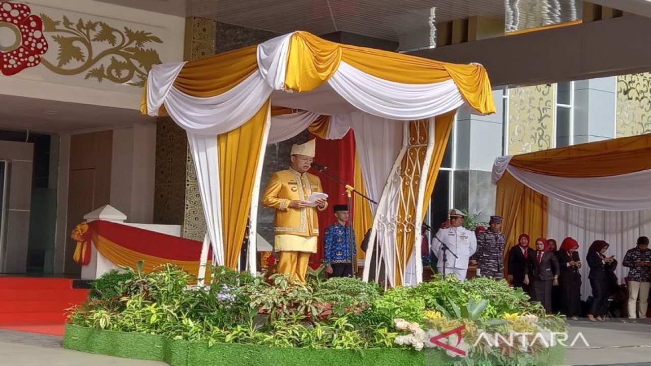 Gubernur Bengkulu Rohidin Mersyah saat menjadi inspektur upacara HUT Provinsi Bengkulu ke 54 tahun. ANTARA/Anggi Mayasari