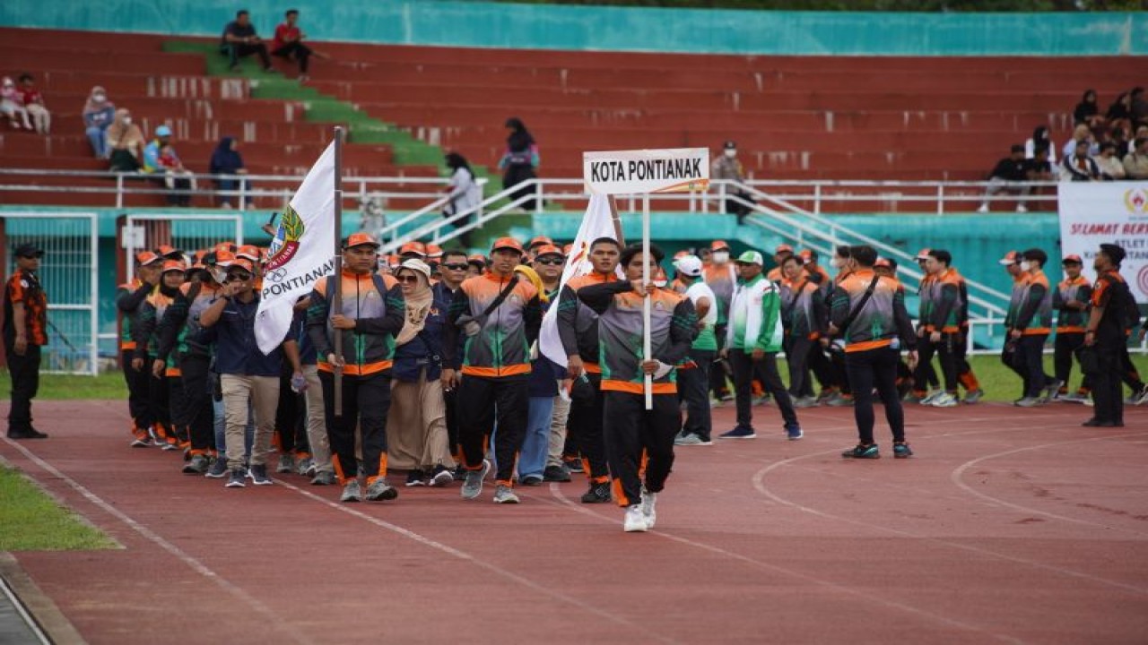 Rombongan kontingen Kota Pontianak tengah berparade saat upacara pembukaan Porprov XIII Kalbar di Stadion SSA. (Foto ANTARA/HO-Jimi)