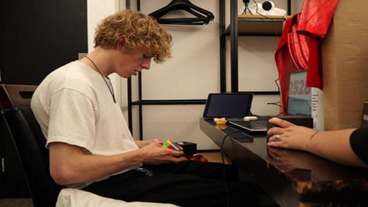 George Scholey sukses memecahkan rekor dunia baru dalam permainan rubik. (Guinness World Records)