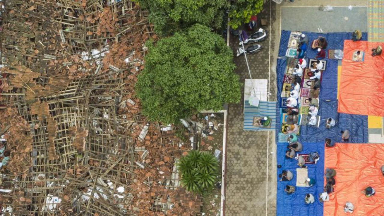 Arsip Foto. Warga berdoa usai melaksanakan shalat Jumat di samping reruntuhan bangunan pascagempa bumi di Garogol Kidul, Cibulakan, Cugenang, Kabupaten Cianjur, Provinsi Jawa Barat, Jumat (25/11/2022). (ANTARA FOTO/Wahyu Putro A)