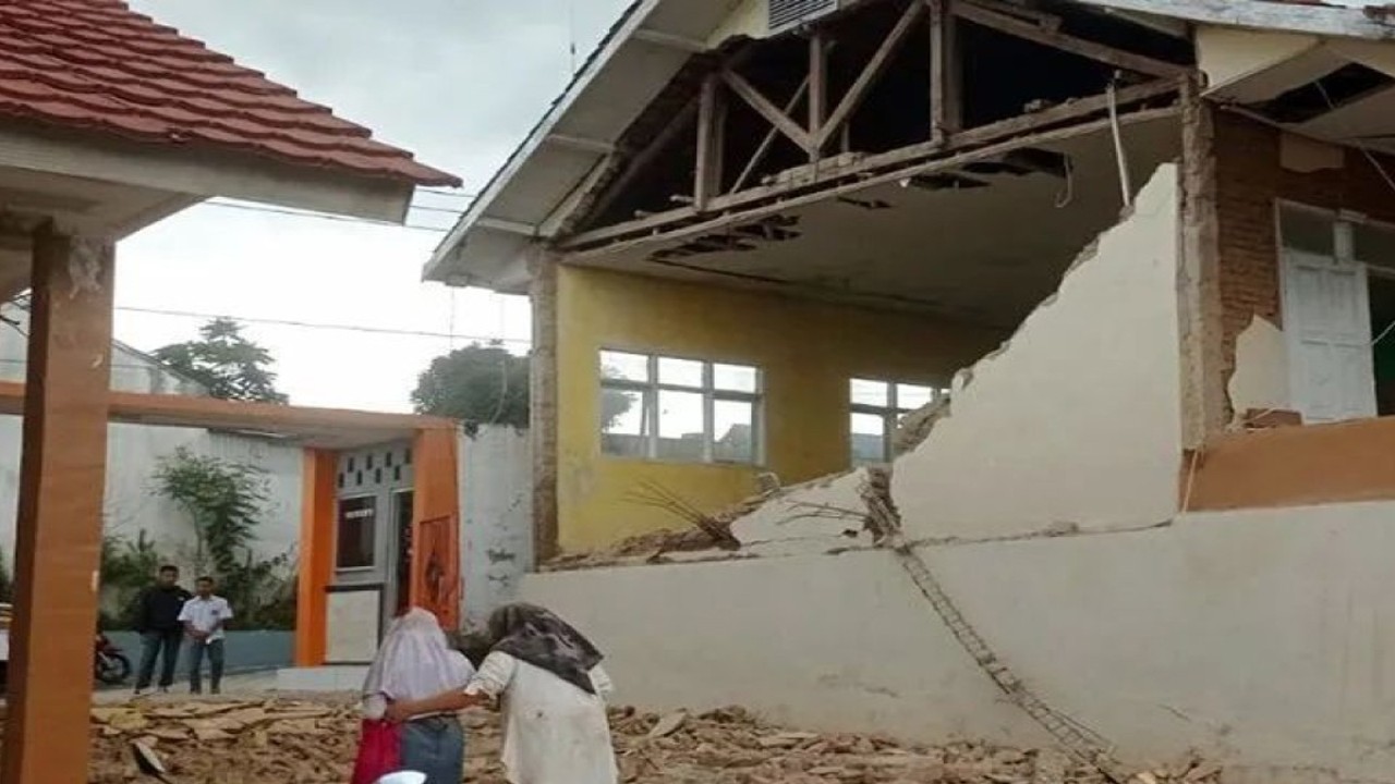 Reruntuhan bangunan pascagempa M 5,6 di Kabupaten Cianjur, Jawa Barat, Senin (21/11/2022). (ANTARA/HO-BNPB/aa.)