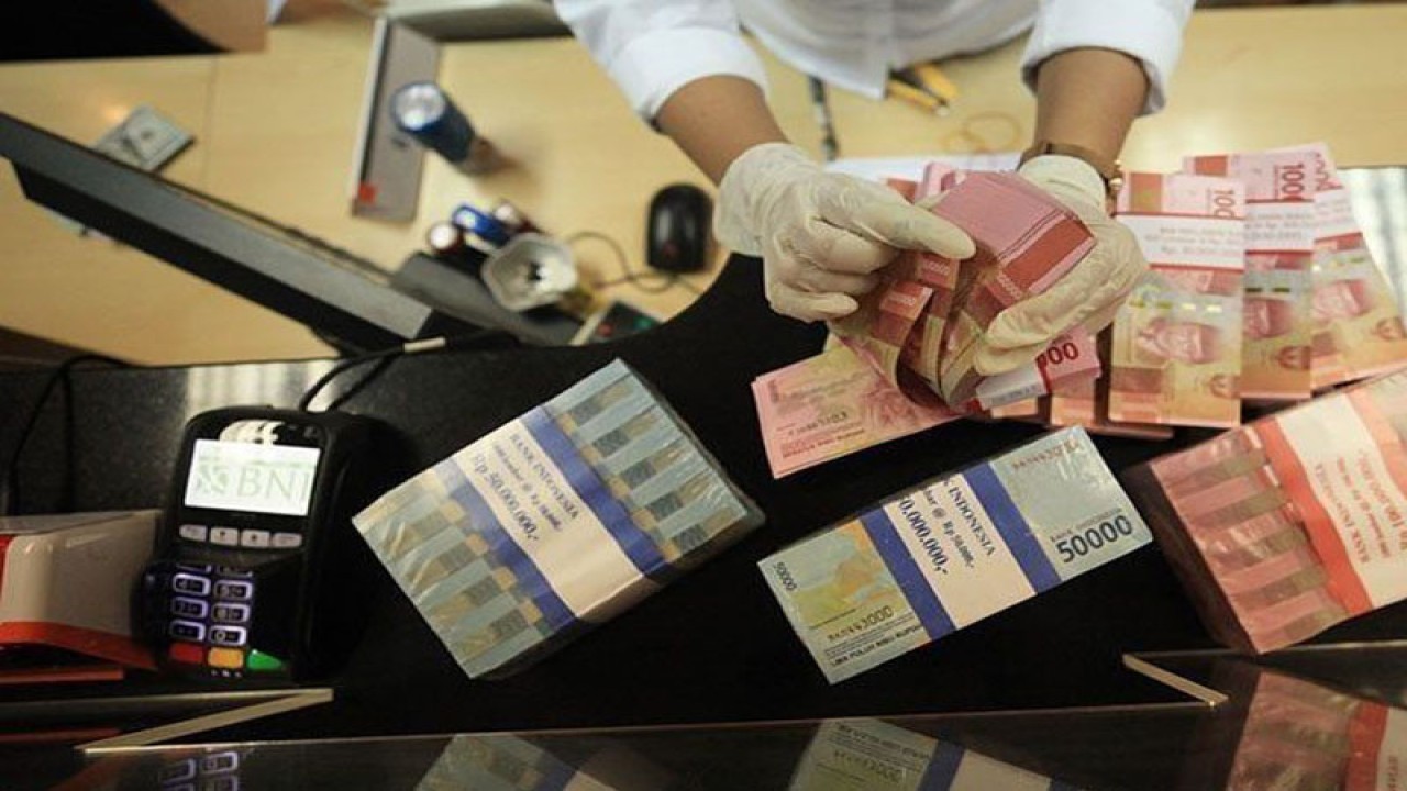 Petugas menghitung uang rupiah dan dolar AS di salah satu kantor cabang PT Bank Negara Indonesia (Persero) Tbk, KCU Melawai, Jakarta, Selasa (16/8/2022). ANTARA FOTO/Reno Esnir/foc/pri.