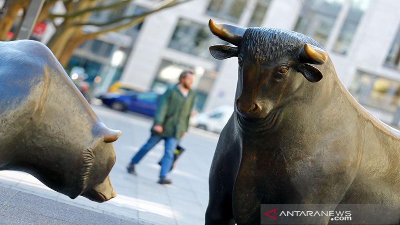 Dokumentasi - Banteng dan beruang, simbol perdagangan yang sukses dan buruk terlihat di depan bursa saham Jerman (Deutsche Boerse), di Frankfurt, Jerman, (25/3/2020). ANTARA/REUTERS / Ralph Orlowski / File Photo/pri.