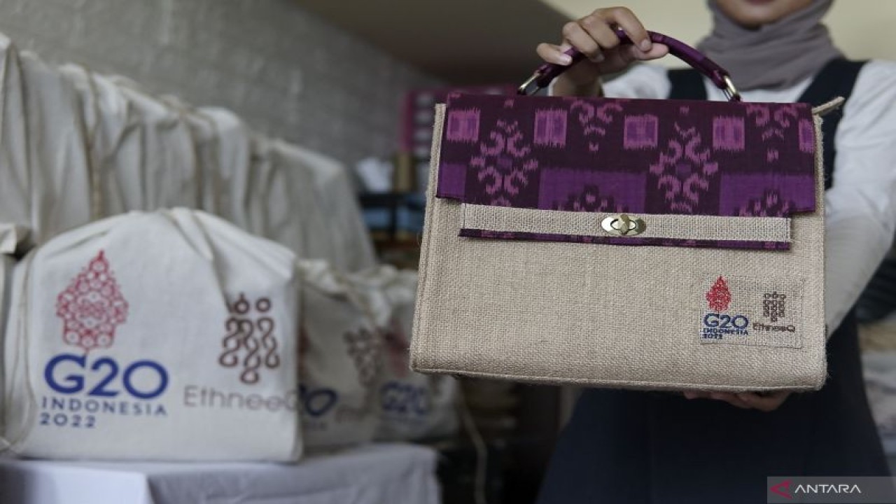 Salah satu pendiri dari EthneeQ menunjukkan tas berbahan karung goni dan kain endek yang dipersiapkan sebagai suvenir G20 di Denpasar, Bali, Jumat (4/11/2022). Dari 22 UMKM Indonesia yang produknya dijadikan suvenir G20 saat puncak acara Konferensi Tingkat Tinggi (KTT) G20 pada 15-16 November 2022 mendatang tersebut di antaranya lima UMKM dari Bali yakni aksesoris milik Maharani Craft, kerajinan dompet milik Hape, Adem Juice and Smoothies, produk kesehatan milik Samsara, dan produk kerajinan tas dari PT. Lima Menara Sejahtera/EthneeQ. ANTARA FOTO/Nyoman Hendra Wibowo/foc.