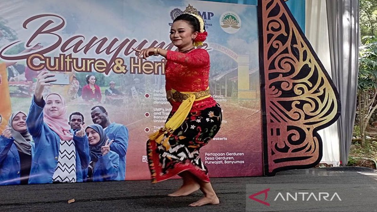 Salah seorang penari asal Kabupaten Subang, Jawa Barat, menampilkan tari Ketuk Tilu pada puncak acara Festival Jawara Satria 2022 di Wisata Bukit Pertapan, Desa Gerduren, Kecamatan Purwojati, Kabupaten Banyumas, Jawa Tengah, Kamis (10/11/2022). ANTARA/Sumarwoto