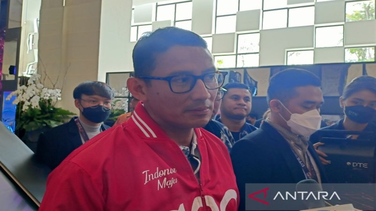 Menteri Pariwisata dan Ekonomi Kreatif Sandiaga Uno dalam wawancara cegat di Bali Nusa Dua Convention Center, Badung Bali, Selasa (15/11/2022) (ANTARA/Fathur Rochman)