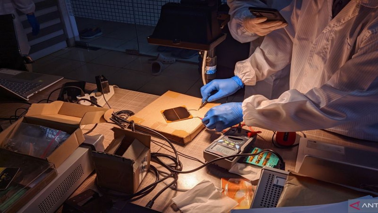 Proses Tes Solar Cell pada Surya Satellite-1 untuk melihat performa solar cell (dengan indikasi keluaran arus, tegangan, dan daya di bawah tiruan cahaya matahari) sebelum dipasangkan pada satelit nano. (ANTARA/HO)