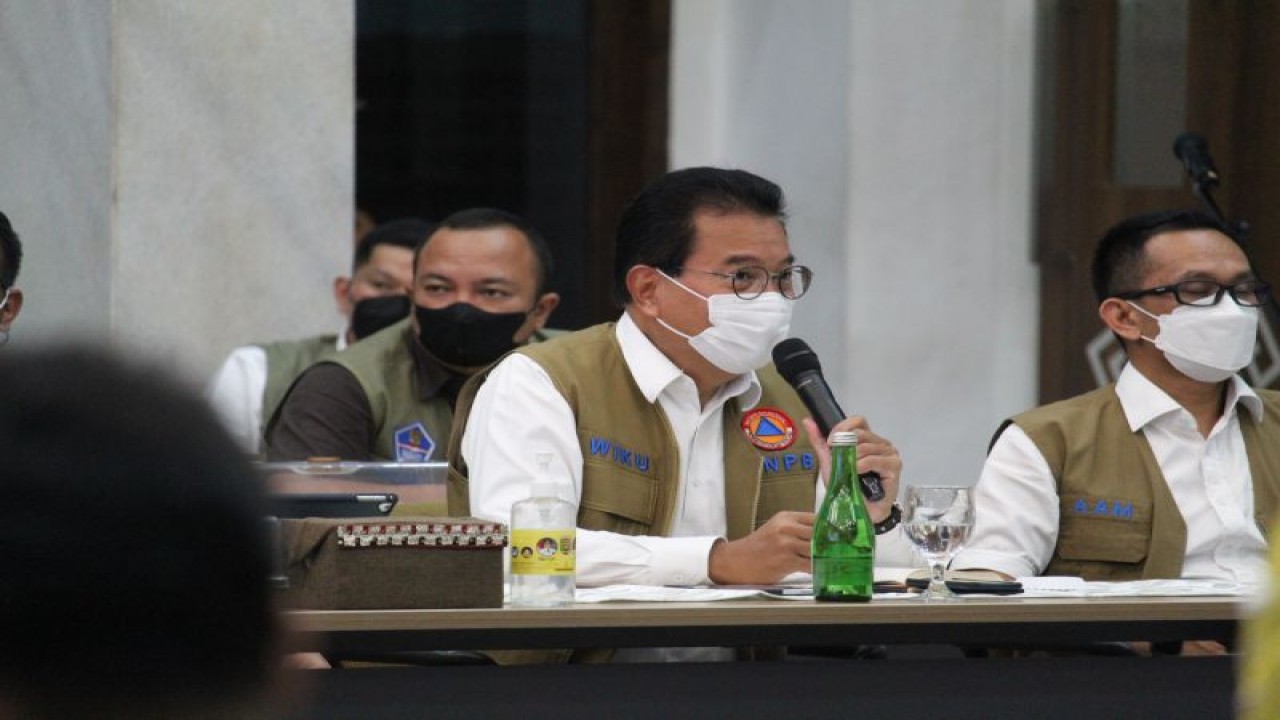 Koordinator Tim Pakar Satgas Penanganan PMK Prof Wiku Adisasmito (tengah), dalam rapat koordinasi penanganan PMK Provinsi Lampung. Bandarlampung, Rabu malam (10/8/2022). ANTARA/Ruth Intan Sozometa Kanafi.