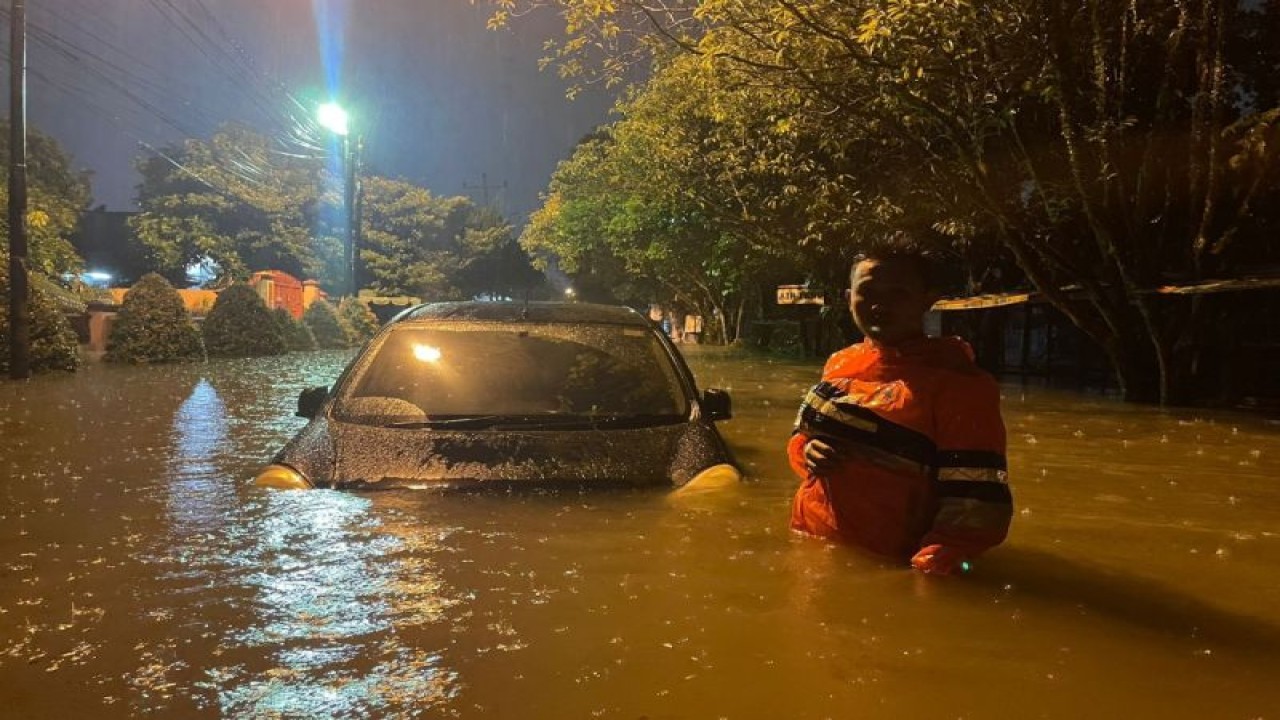 Satu mobil bersama warga terjebak banjir di Medan, Sumatera Utara, Jumat (18/11/2022). (Dok ANTARA)