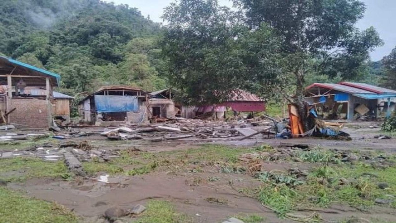 Sebanyak 20 unit rumah di Desa Salutambung Kecamatan Ulumanda Kabupaten Majene Provinsi Sulawesi Barat (Sulbar) dirusak banjir yang terjadi pada Jumat pagi pukul 04,00 WITA (18/11), di Majene, Sabtu (19/11/2022) ANTARA Foto/M Faisal Hanapi