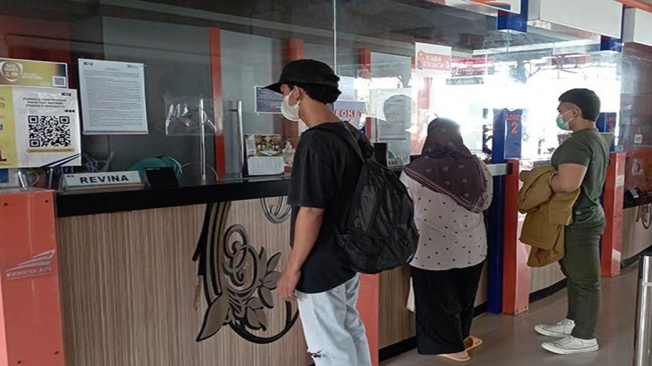 Arsip foto - Sejumlah calon penumpang KA membeli tiket secara "go show" di loket Stasiun Purwokerto, Kabupaten Banyumas, Selasa (26/4/2022). ANTARA/Sumarwoto