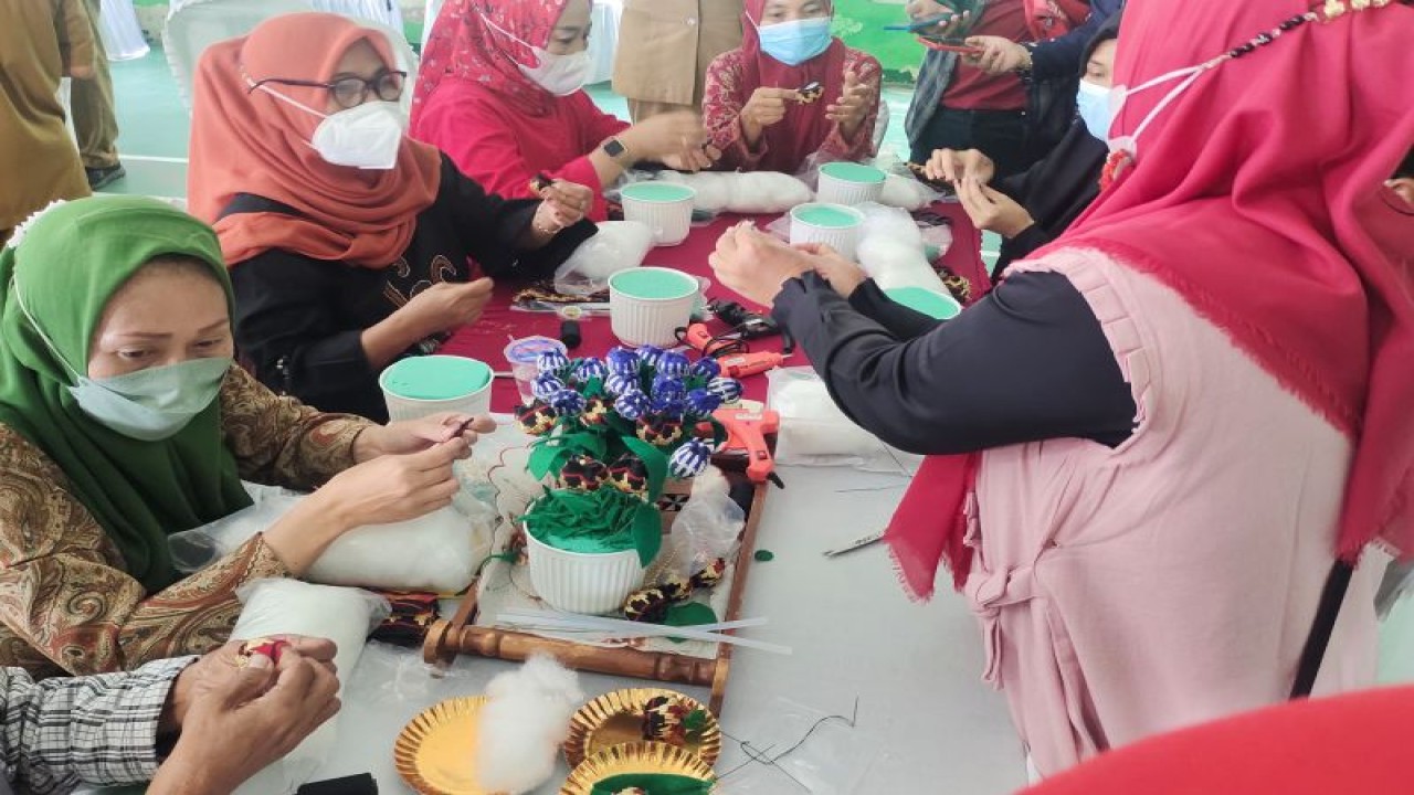 Sejumlah ibu-ibu pemilik usaha rumahan sedang diberikan pelatihan guna mengbangkan kemampuan mereka menciptakan sebuah produk. Bandarlampung, Selasa, (15/11/2022). (ANTARA/Dian Hadiyatna)