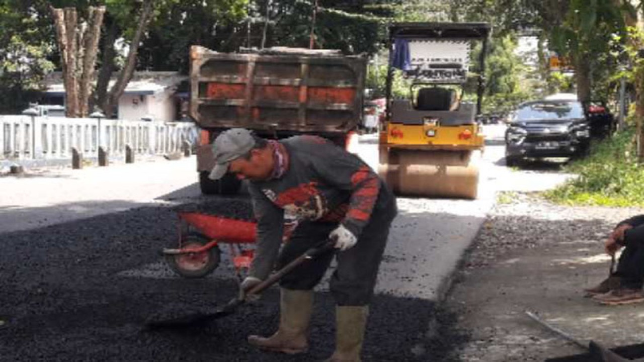 Sejumlah pekerja melakukan perbaikan ruas Jalan Maron di Kabupaten Temanggung. ANTARA/Heru Suyitno