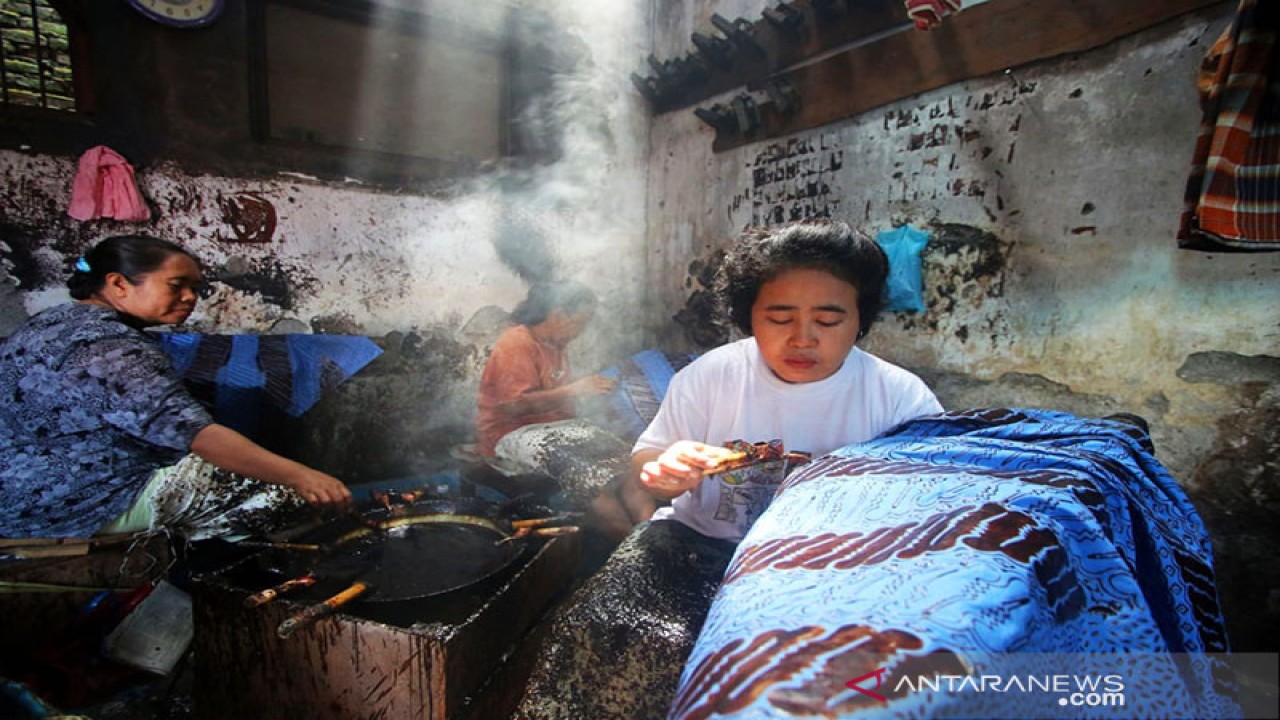 Sejumlah pekerja UMKM menyelesaikan karya batiknya yang mendapat dukungan pembiayaan dari PT Jamkrindo Syariah (JamSyar). ANTARA/HO-JamSyar/aa.