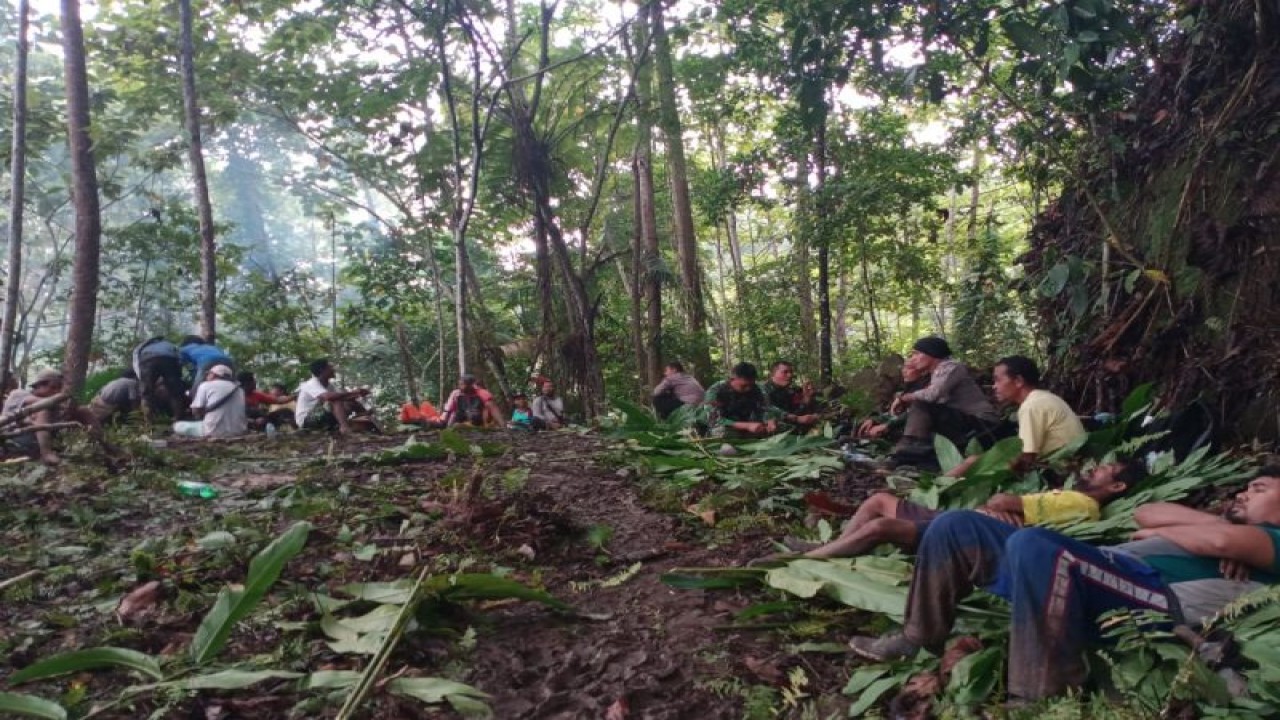 Sejumlah personel di hutan Halmahera yang menjadi tempat hilangnya sembilan warga (ANTARA/Abdul Fatah)