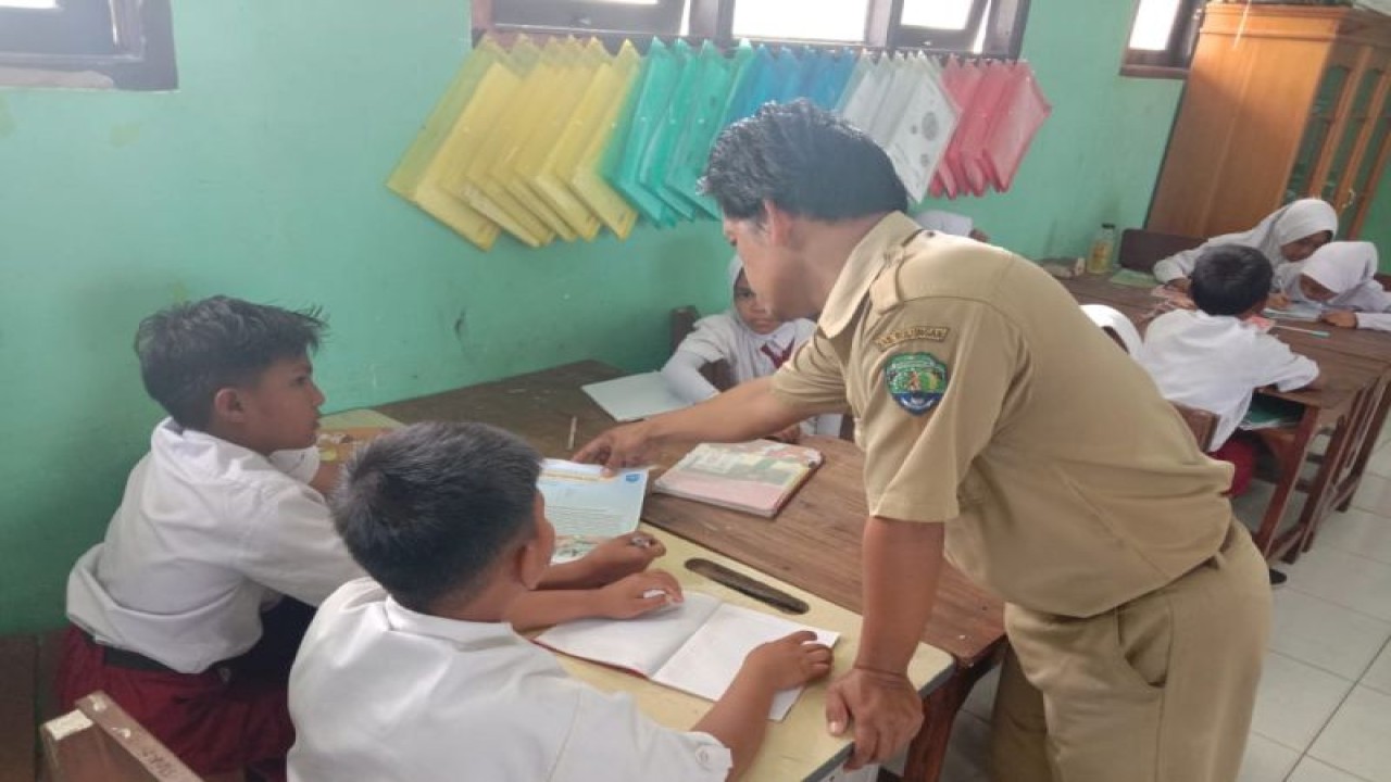 Ilustrasi proses pembelajaran yang dilakukan di sekolah. (ANTARA/HO-Humas Kemendikbudristek)