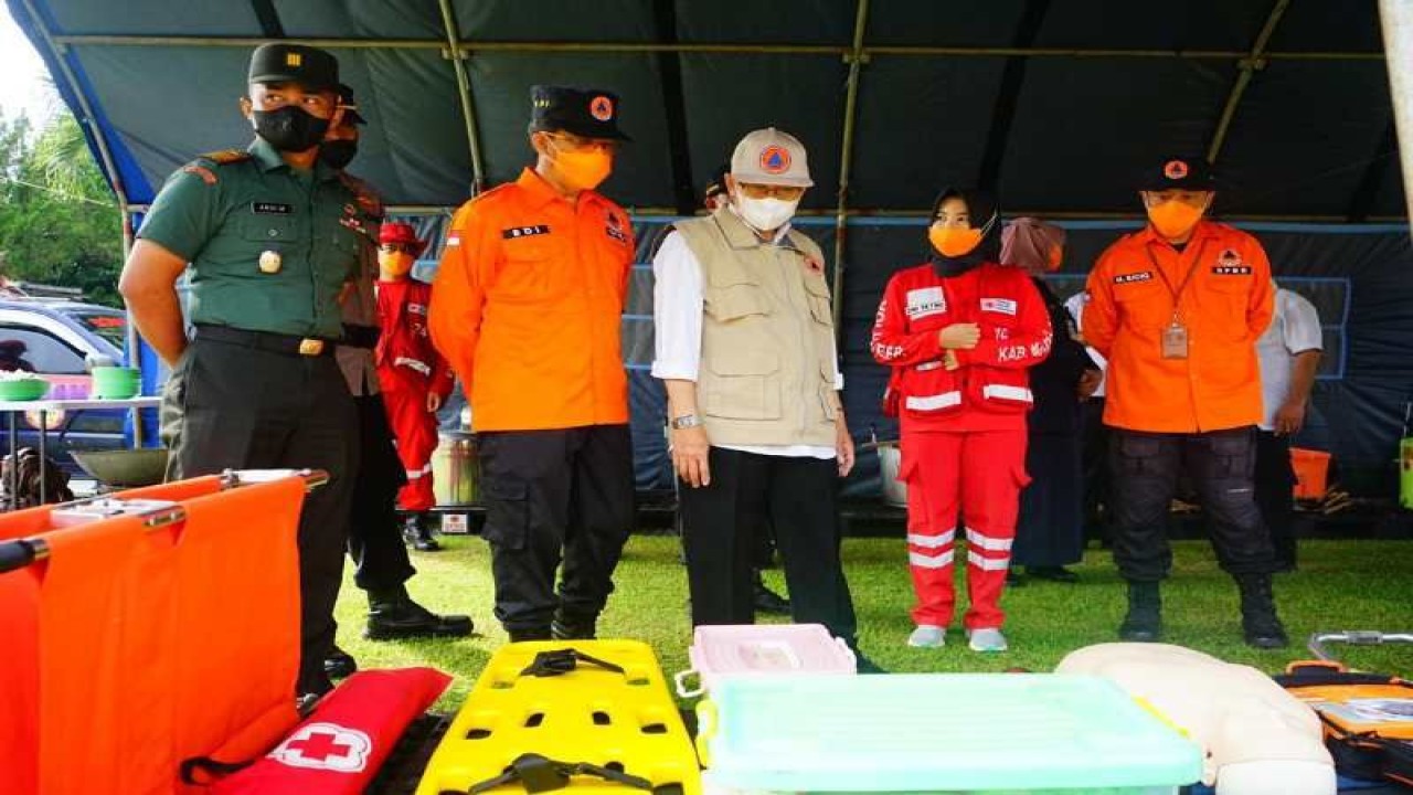 Sekretaris Daerah Kabupaten Magelang Adi Waryanto (tengah) meninjau peralatan penanggulangan bencana pada Apel Gelar Pasukan dan Peralatan dalam Kesiapsiagaan Penanggulangan Bencana Kabupaten Magelang, Provinsi Jawa Tengah. (ANTARA/HO Bagian Prokompim Kabupaten Magelang)