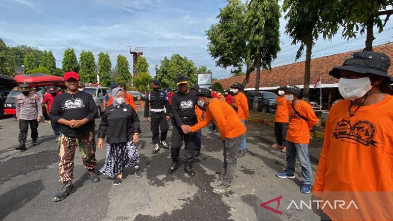 Sekretaris Daerah Kota Pekalongan Sri Ruminingsih bersama Komandan Rayon B Pelopor Satuan Brimob Polda Jateng AKBP Supandi mengecek kegiatan latihan gabungan personel Brimob dengan para relawan dalam penanganan bencana, Jumat (11/11/2022). (ANTARA/Kutnadi)