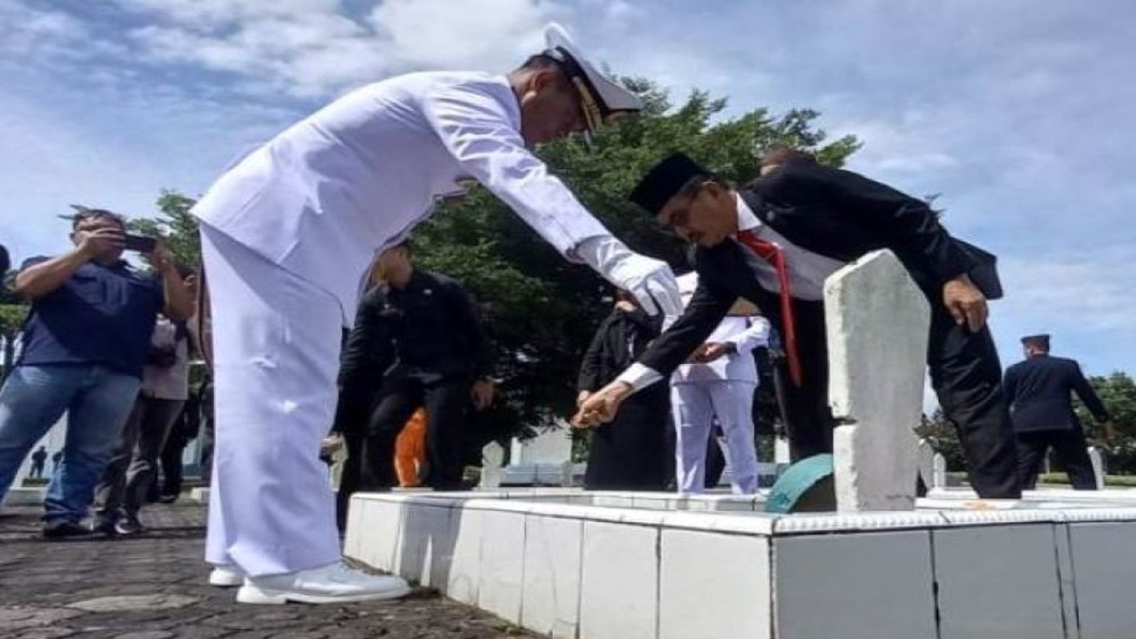 Sekretaris Daerah Provinsi Kepulauan Bangka Belitung Naziarto saat tabur bunga di TMP Pawitralaya Kota Pangkalpinang, dalam rangka memperingati Hari Pahlawan  pada Kamis (10/11/2022). (Aprionis)
