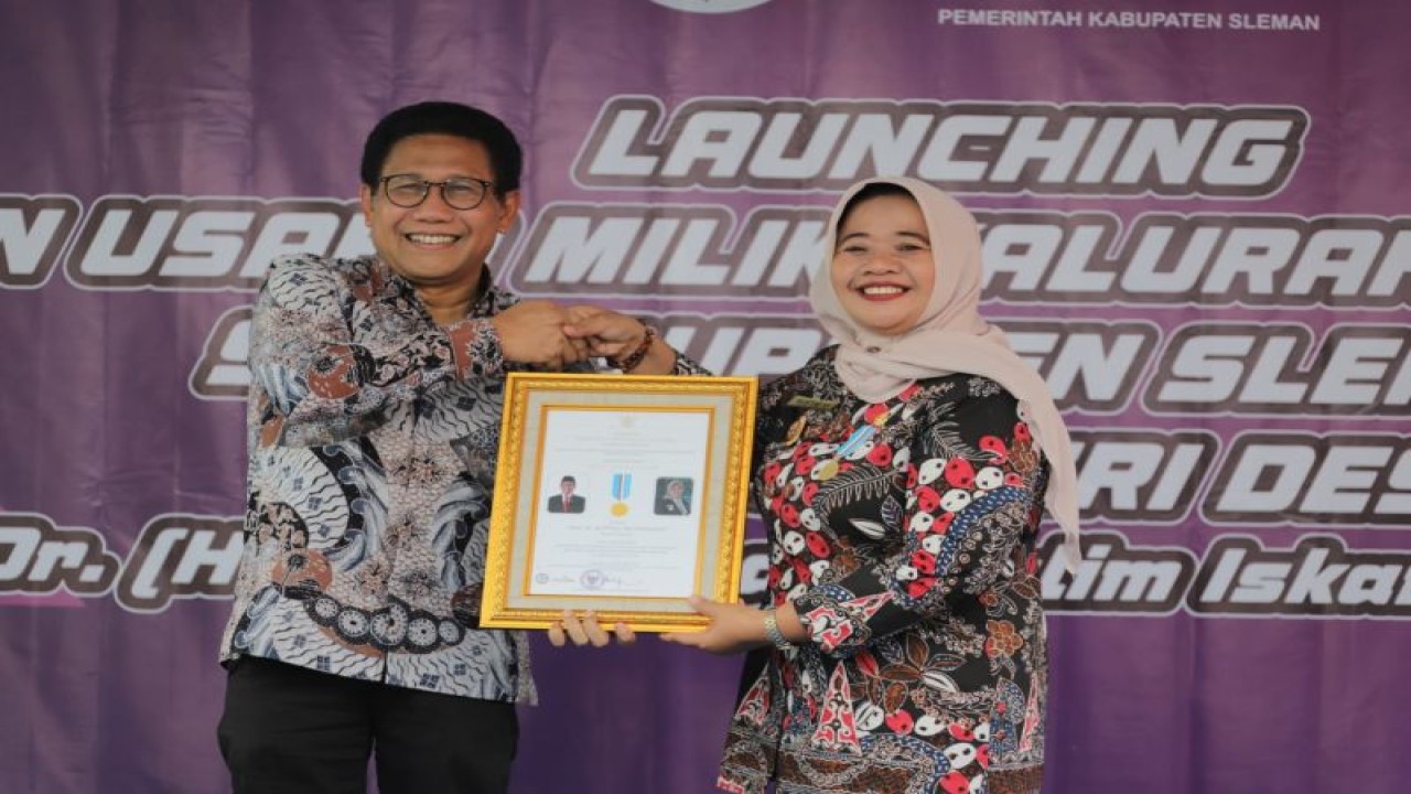 Arsip -Menteri Desa Pembangunan Daerah Tertinggal dan Transmigrasi RI Abdul Halim Iskandar saat menyerahkan piagam penghargaan kepada Bupati Sleman Kustini Sri Purnomo atas capaian 100 persen transformasi pengelolaan dana bergulir masyarakat eks PNPM-MPD menjadi Badan Usaha Milik Desa (BUMDes) di Sleman, Jumat (18/11/22). ANTARA/HO-Bagian Prokopim Setda Sleman