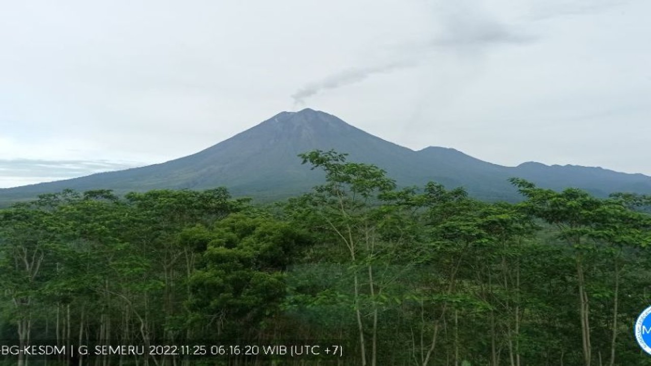 Aktivitas Gunung Semeru yang dipantau dari PPGA Semeru di Gunung Sawur Lumajang, Jumat (25/11/2022). (FOTO ANTARA/HO-PPGA Semeru)